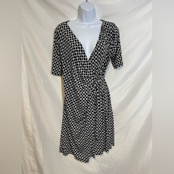 Motherhood Maternity Geometric Black and White Midi Dress - Picture 1 of 6